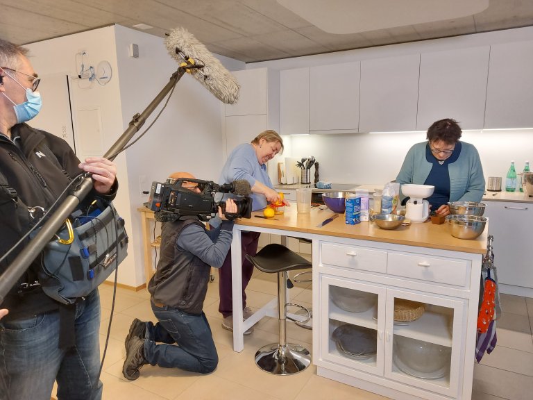 Die Freundinnen backen in der Gemeinschaftsküche. | © 2021 ALPHAVISION