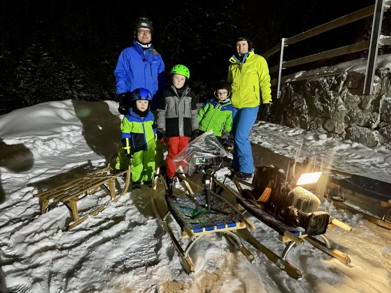 Familie Vatter geniesst das Nachtschlitteln auf der Schatzalp | © 2023 ALPHAVISION