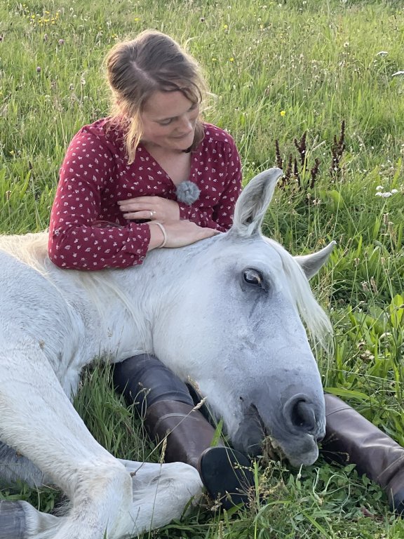  Steffi Schade mit ihrem Pferd Zoe | © 2023 ALPHAVISION