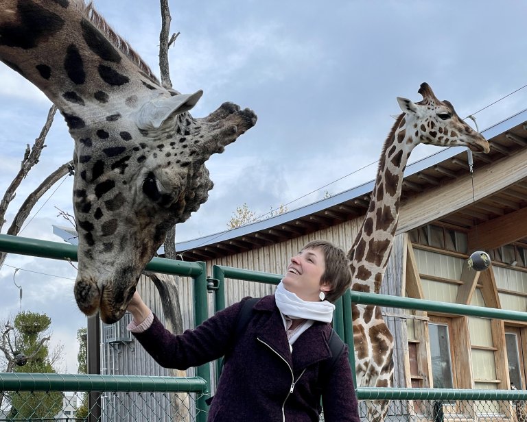 Gabi Rechsteiner berührte vorher noch nie eine Giraffe | © 2021 ALPHAVISION