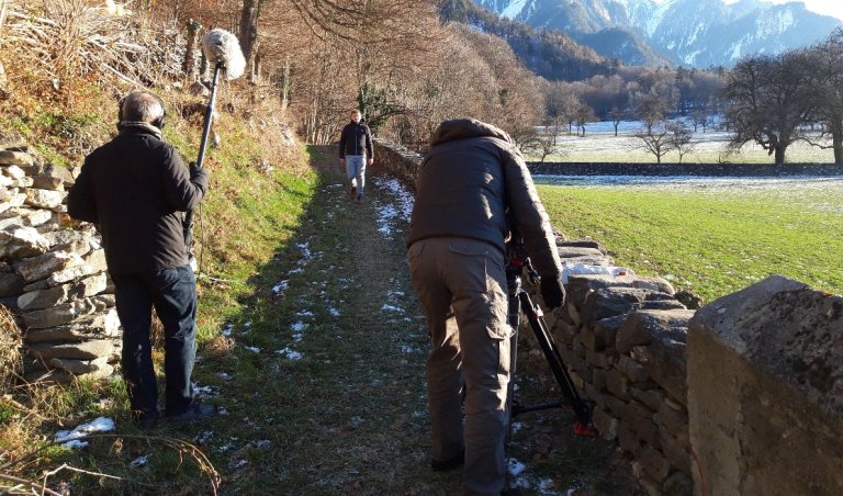 Daniel Schürch bei einem Spaziergang vor herrlicher Bergkulisse. | © ALPHAVISION