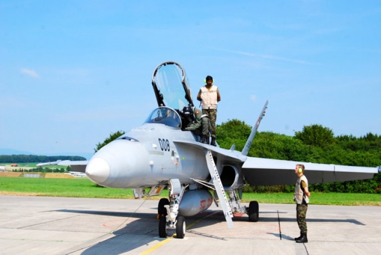 Heute fliegt er in der Fliegerstaffel 18 der Schweizer Luftwaffe.