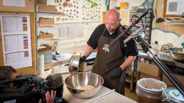 Schon als Kind entdeckte Yves seine Leidenschaft fürs Kochen und feine Gewürze. | © ALPHAVISION