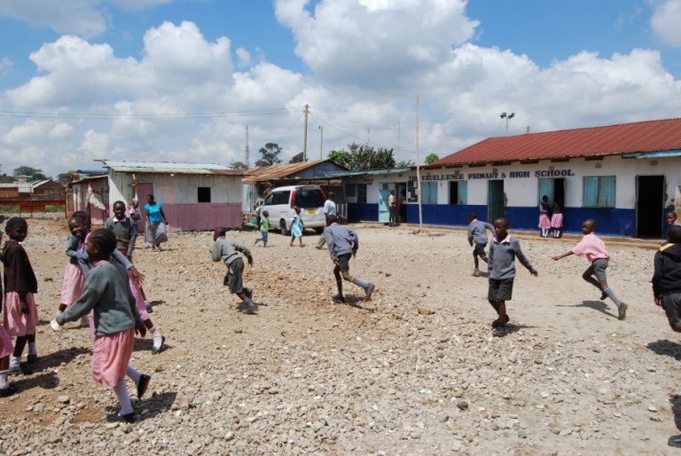 Sie befindet sich etwa zehn Kilometer ausserhalb des Stadtzentrums von Nairobi.