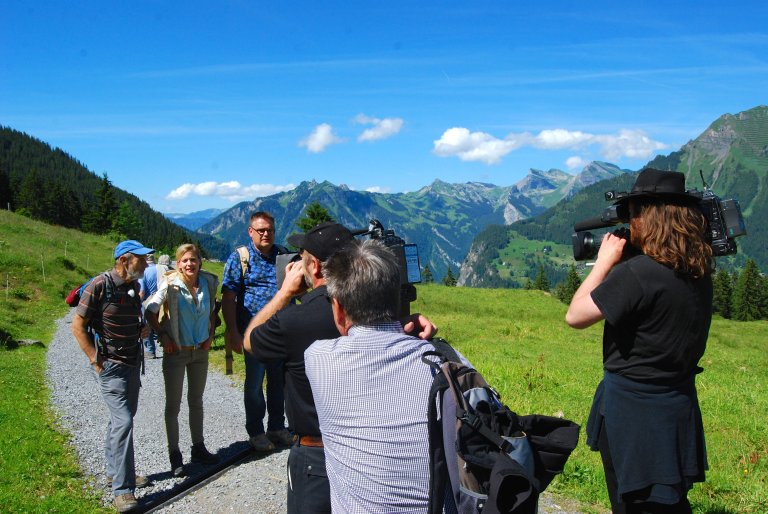 Aber das frühe Aufstehen hat sich gelohnt. Auf unserer kleinen Wanderung von der Grütschalp nach Winteregg geniessen wir den Bergsommer in seiner ganzen Pracht.