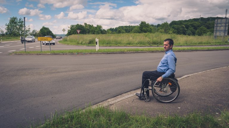 Eine Autofahrerin hat ihm (damals mit dem Motorrad unterwegs) den Vortritt genommen. Armin wird durch den Unfall querschnittgelähmt.