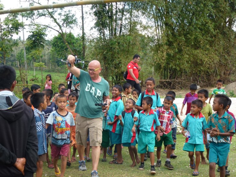 Kameramann Peter Albrecht ist stets umringt von Kindern