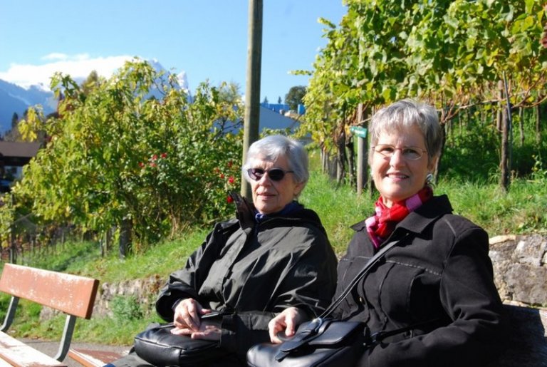 Ihre Tochter Renate begleitet sie beim Ausflug.