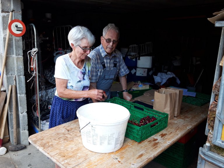 Auch die Senioren, Martha und Christian Hiltbrunner, packen mit an | © 2020 ALPHAVISION 