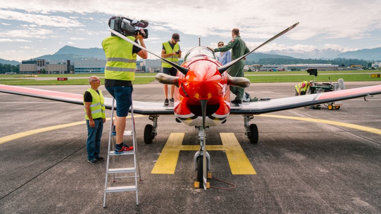 FENSTER ZUM SONNTAG-Crew mit PC-7 | © 2020, ALPHAVISION