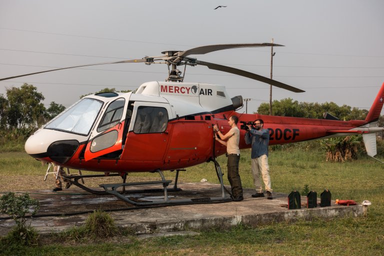 Morgenritual: Der Heli wird überprüft, gereinigt und betankt | © ALPHAVISION