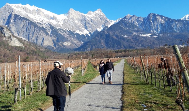 Stefanie und Daniel Schürch beim Spaziergang in der Bündner Herrschaft. | © ALPHAVISION