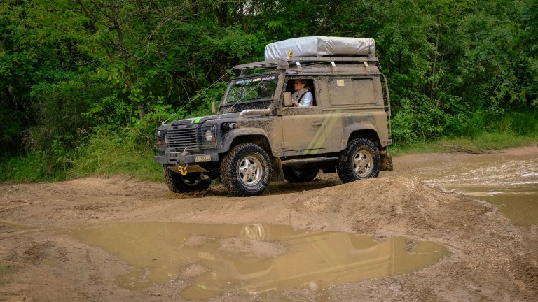 Aline unterwegs im Landrover der Abenteuer-Fabrik.