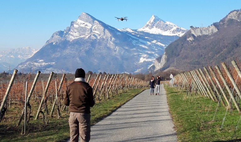 Spaziergang unter Drohnenbeobachtung. | © ALPHAVISION