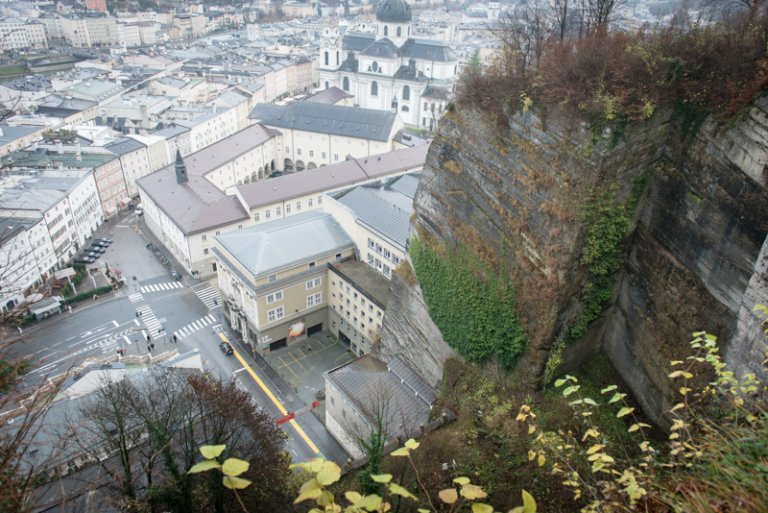 Am Tiefpunkt seines Lebens will er hier in Salzburg vom Mönchsberg in den Tod springen.