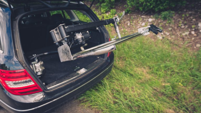 Auf Knopfdruck verschwindet der Rollstuhl im Kofferraum seines umgebauten Autos.