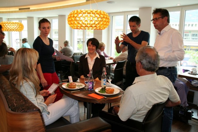 Nächster Halt: Café Maron. Hier stellt die Besitzerin eine Spezialität aus der Churer Küche vor.