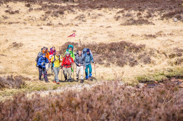 In kleinen Gruppen von 8-10 Männern gehts durch die Wildnis.