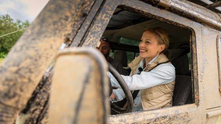 Aline macht die Arbeit im Dreck sichtlich Spass.