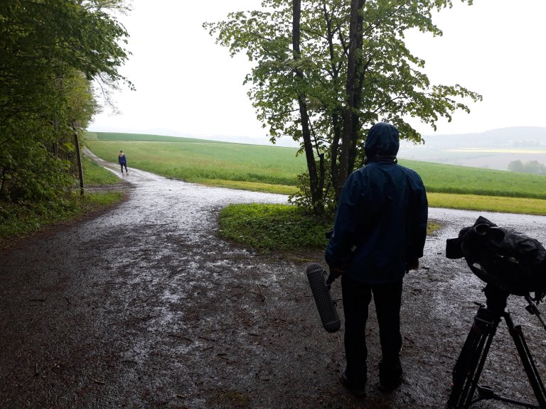 Natur pur: Mitten in den Dreharbeiten im Wald fängt es kräftig an zu regnen | © ALPHAVISION 