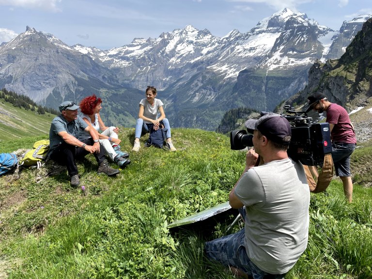 Die Kameramänner Urs Rohner und Lars Müller schauen fürs perfekte Bild | © 2021 ALPHAVISION