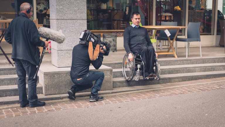 Sogar kleinere Treppen meistert Armin mit dem Rollstuhl