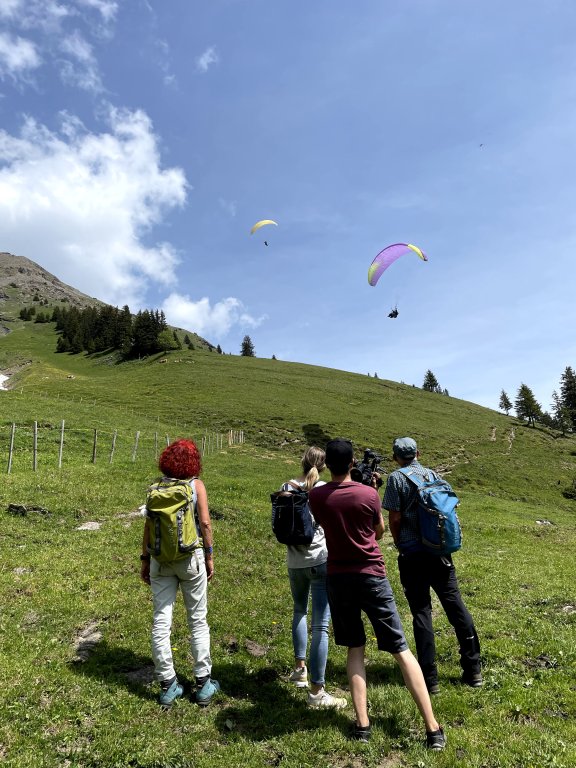 Gleitschirmpiloten des Paragliding Clubs Kandertal statten uns einen Besuch ab | © 2021 ALPHAVISION