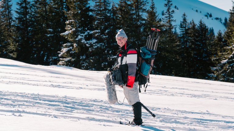 Tontechniker Andi Meier mit schwerem Gepäck | © 2021 ALPHAVISION 