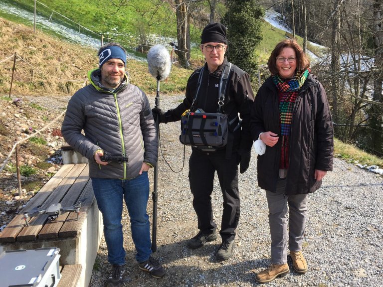 Das Aufnahmeteam: Kameramann Timon Rupp, Tontechniker René Hausammann, Redaktorin Gabriele Stiebig | © 2021 ALPHAVISION