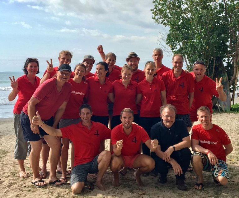 Deutsche und Schweizer Muskathleten posieren am Strand