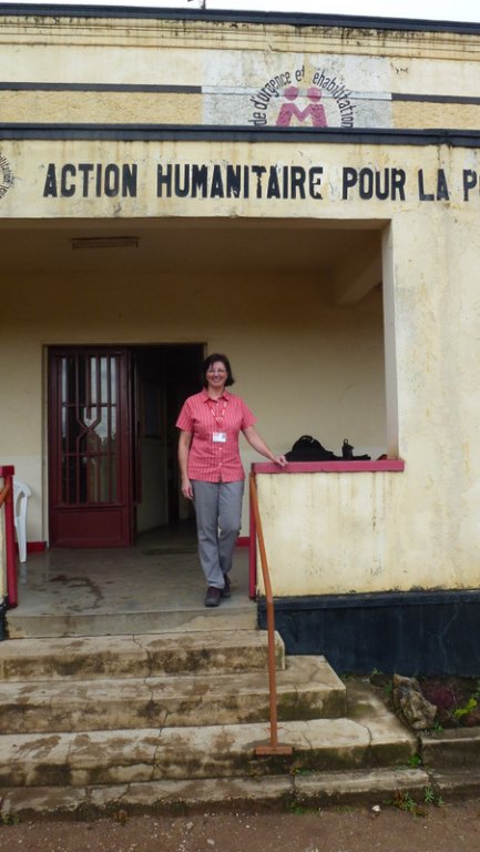 Redakteurin Gabriele Stiebig vor dem Medair Hauptquartier.