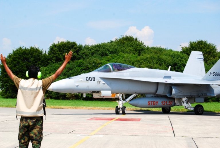 Bis zum siebenfachen des Körpergewichts (7G) müssen die Piloten während der Übung aushalten können. 