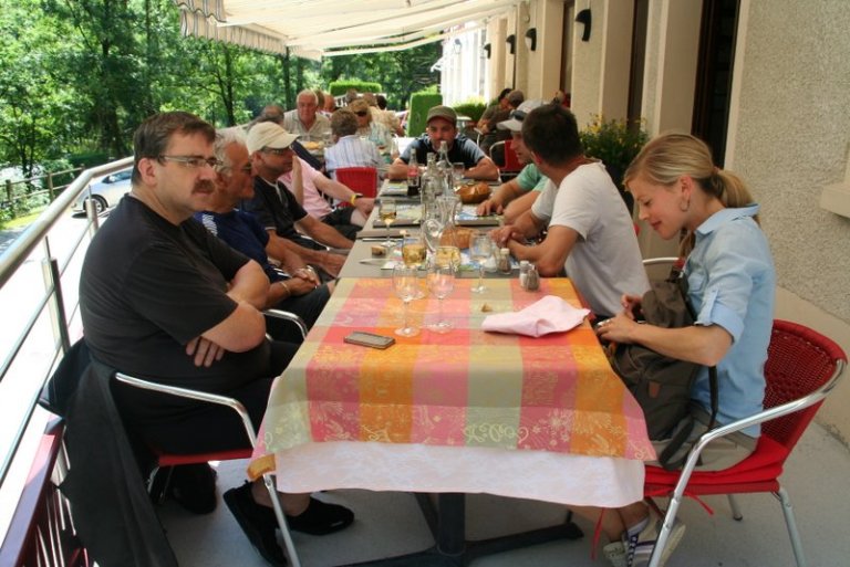 Nach über zwei Stunden Paddeln hat sich das Team etwas zu Knabbern verdient.