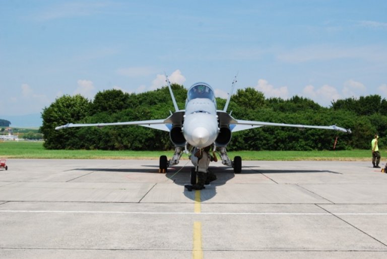 In der Ausbildung zum Kampfpiloten lernte Thomas auch zivile Passagiermaschinen zu fliegen.