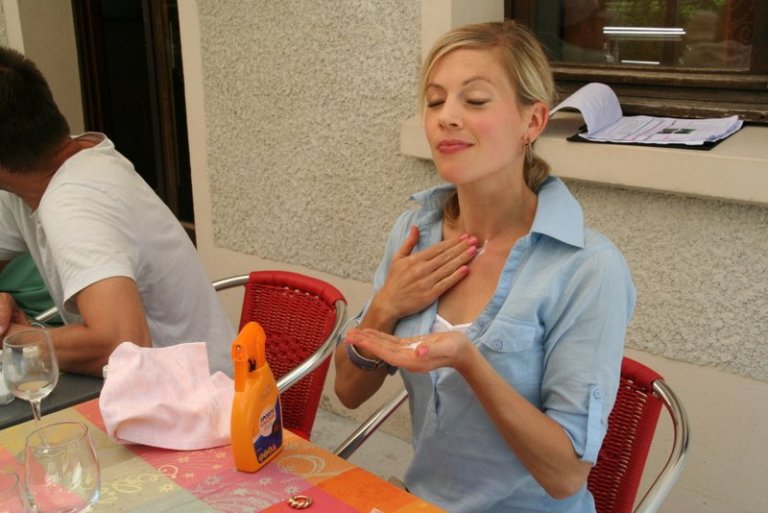 Sonnenschutz muss sein. Aline geht voran – das Team macht es ihr nach.