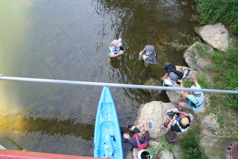 Während Aline mit Michel Baumann über den Doubs und die Fische spricht,