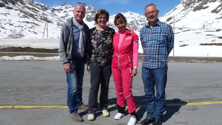 Jolanda Schärer mit dem TV-Team an der Talstation Diavolezza | © ALPHAVISION