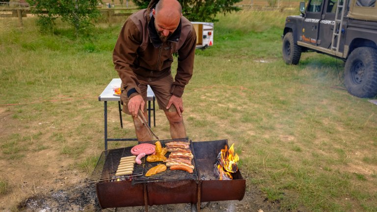 Bei einem Barbecue lassen wir den Tag im Elsass ausklingen.