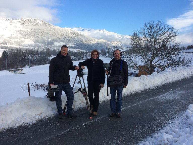 Das Filmteam, Kameramann Urs Rohner, Tonmeister Andi Meier und Redaktorin Gabriele Stiebig vor der beeindruckenden Bergkulisse in Castrisch