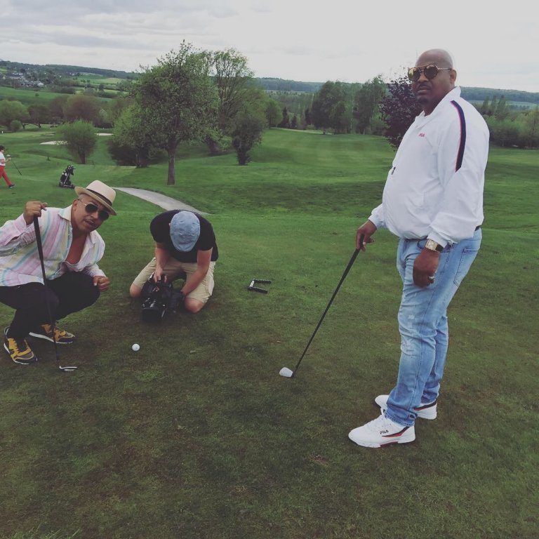 Lou Bega mit Freund Richy beim Golf spielen | © ALPHAVISION