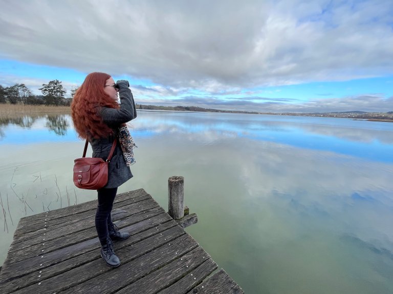 Selina ist eine leidenschaftliche Beobachterin der Vogel- und Tierwelt, z.B. hier am Pfäffikersee | © 2022 ALPHAVISION