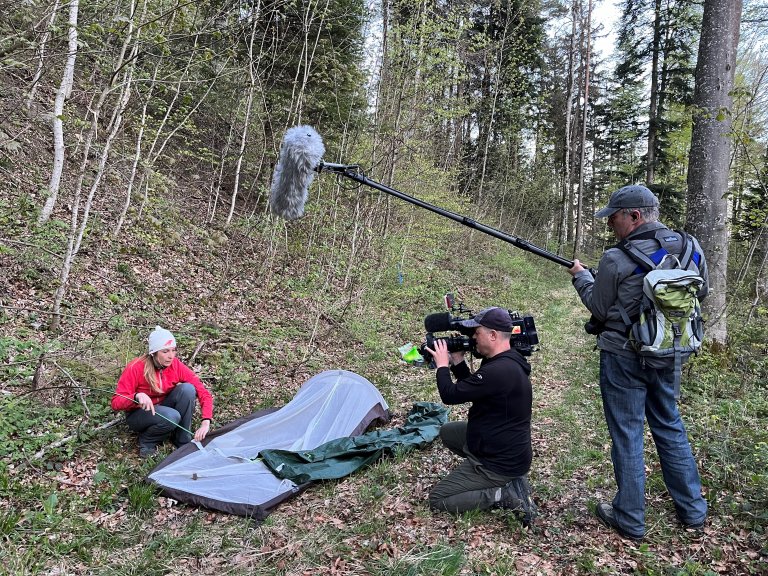 Heringe in den Boden treiben | © 2022 ALPHAVISION