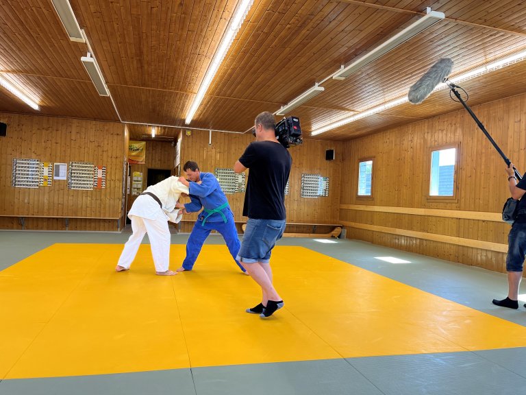 Simon Frey im Dojo mit Bruder Dewet (im blauen Kimono) | © 2022 ALPHAVISION