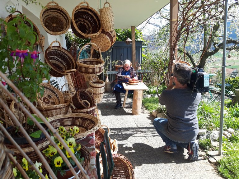 Erich Heger beim Korben in seinem Garten | © 2021 ALPHAVISION