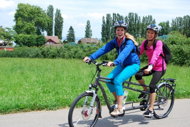 Jeanette Macchi und Jacqueline Schneider sind auf der Bodenseetour von ‚Veloland Schweiz’ unterwegs.