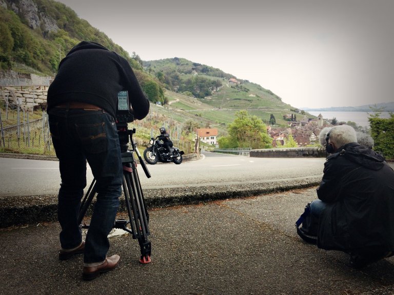 Graziella Rogers on Tour. Im Hintergrund die Weinberge des schönen Twannbergs.