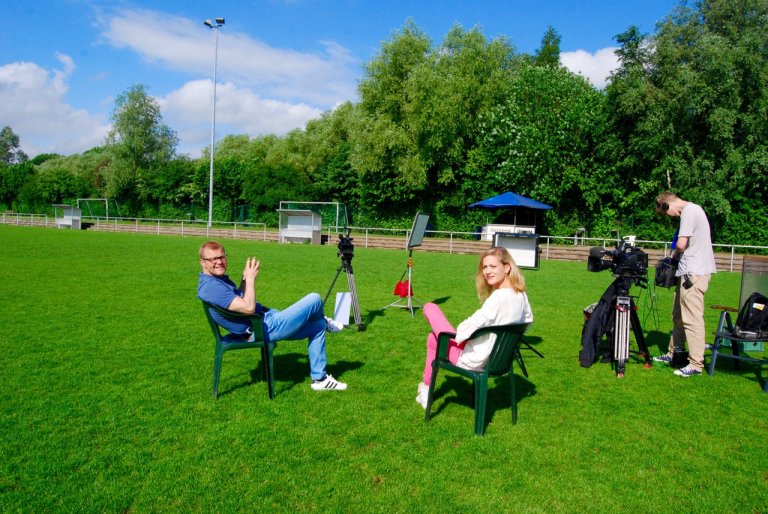 Aline Baumann interviewt Frank Schaefer auf dem ihm bestens vertrauten Sportplatz Brauweiler.