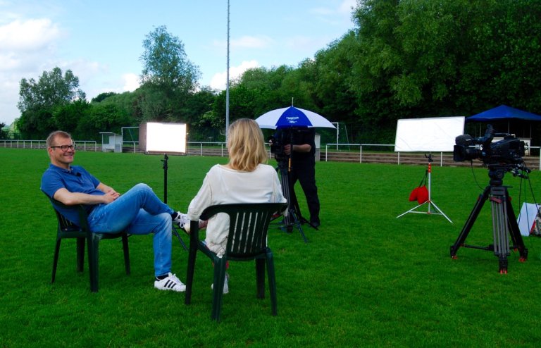 Frank Schaefer gibt Einblicke in viele seiner spannender Erlebnisse als professioneller Fussballtrainer.