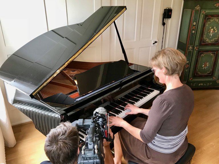 Judith Berger spielt gerne auf ihrem schwarzen Flügel um zu entspannen. | © ALPHAVISION