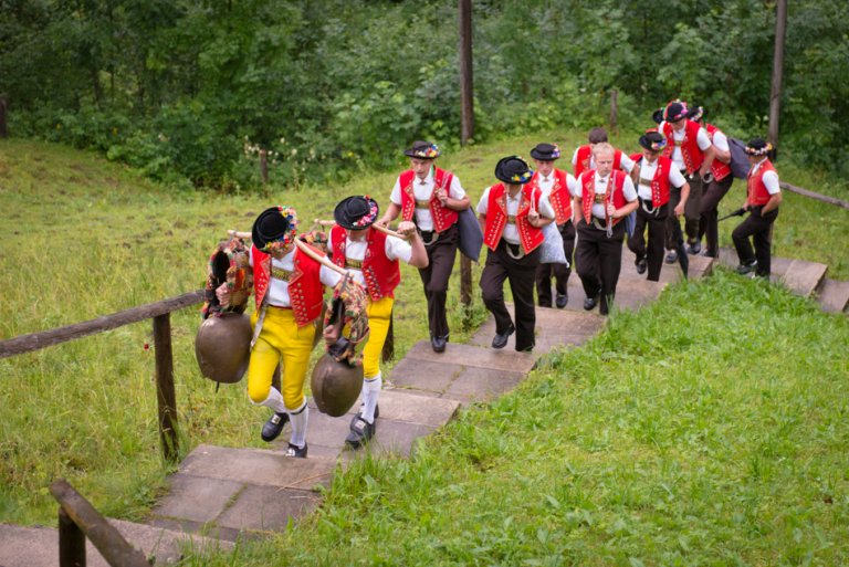 ....sie haben sich in die klassische Appenzeller Tracht gestürzt.